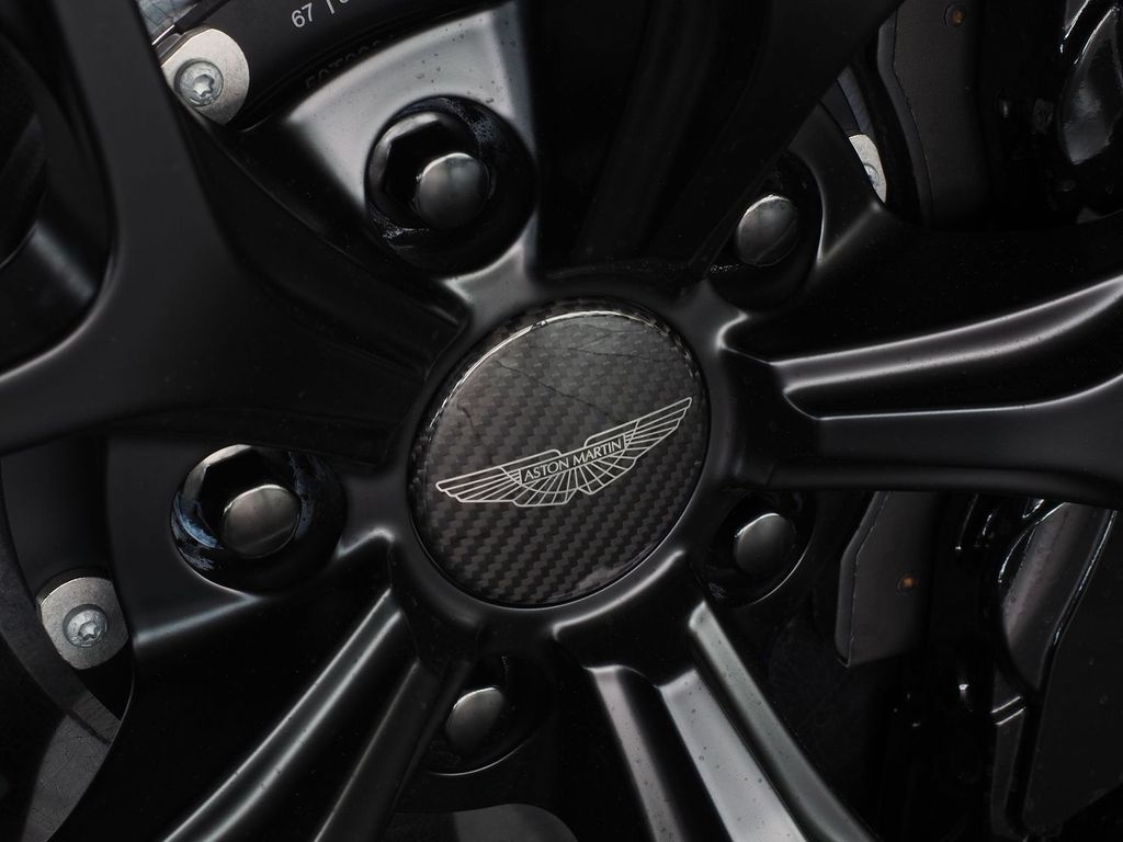 Aston Martin DB12 2024