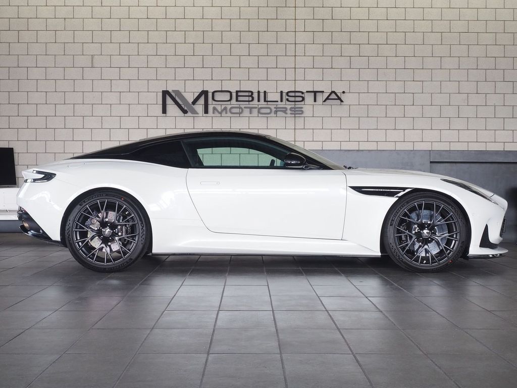 Aston Martin DB12 2024