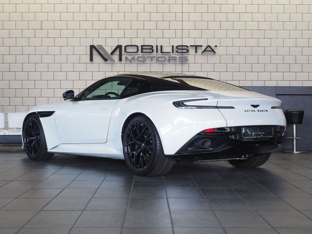 Aston Martin DB12 2024