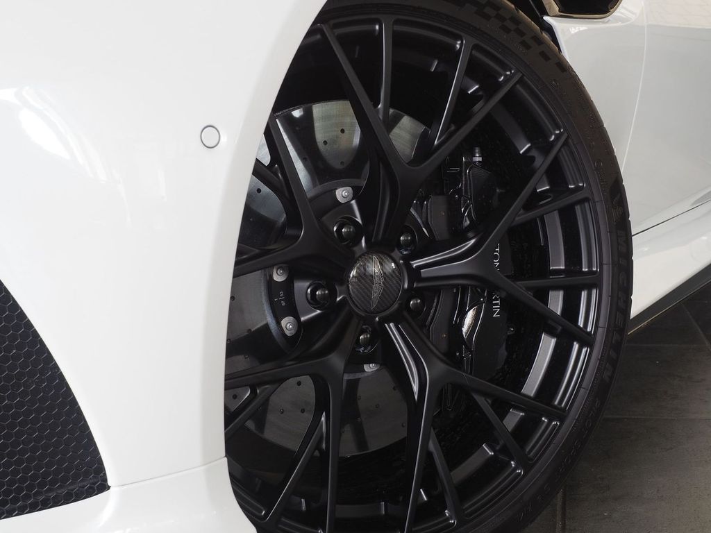 Aston Martin DB12 2024