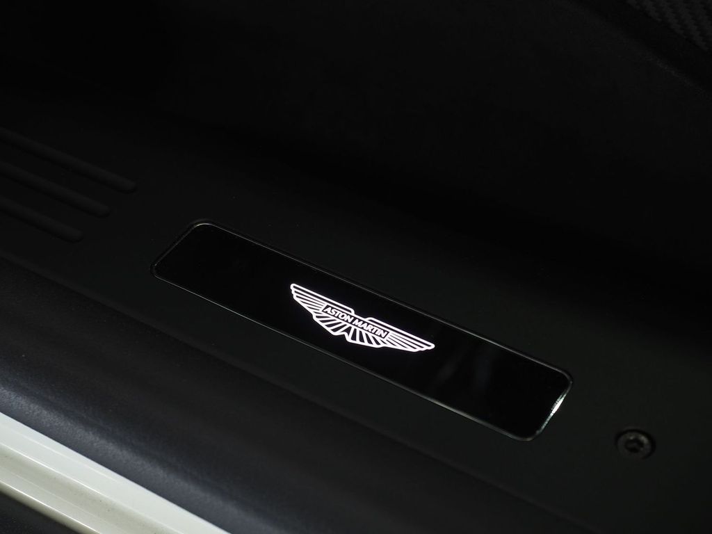 Aston Martin DB12 2024