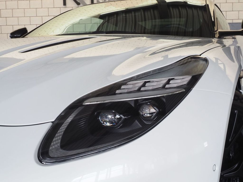 Aston Martin DB12 2024