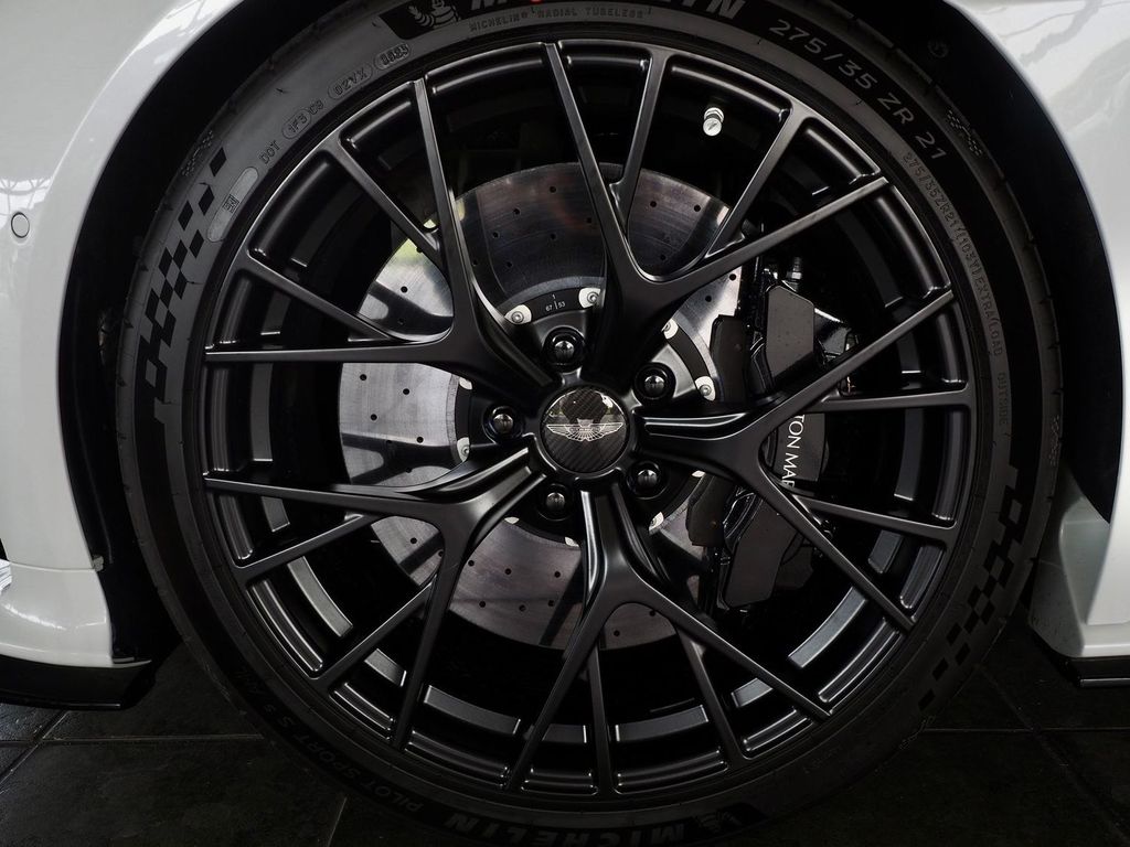 Aston Martin DB12 2024