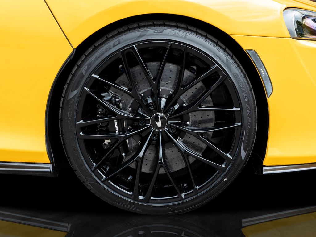 McLaren GT 2024