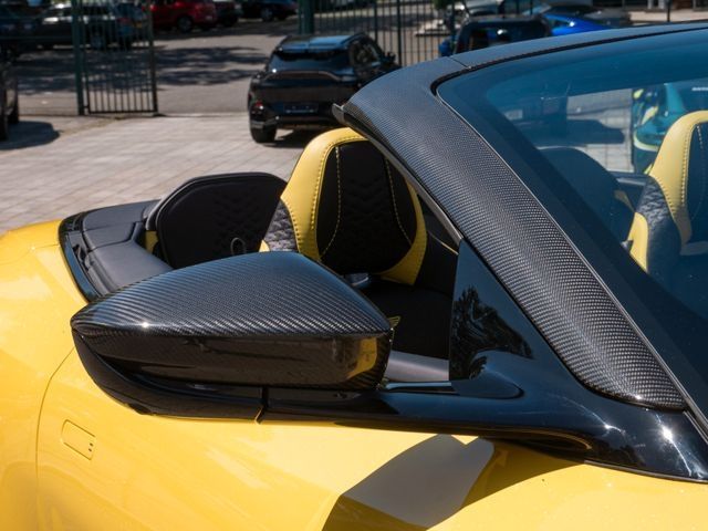 Aston Martin DBS 2022