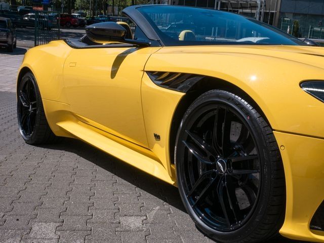 Aston Martin DBS 2022
