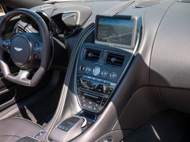 Aston Martin DBS 2022