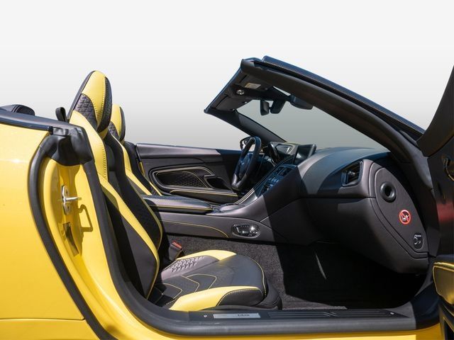 Aston Martin DBS 2022