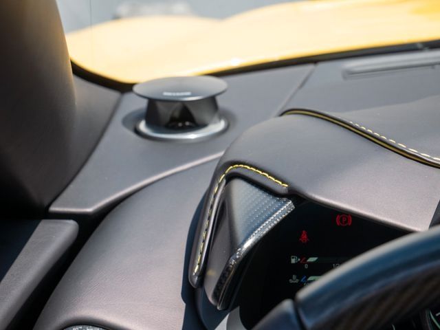 Aston Martin DBS 2022