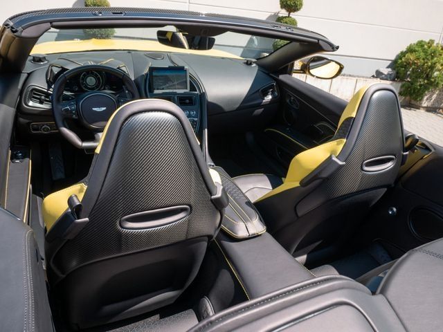 Aston Martin DBS 2022