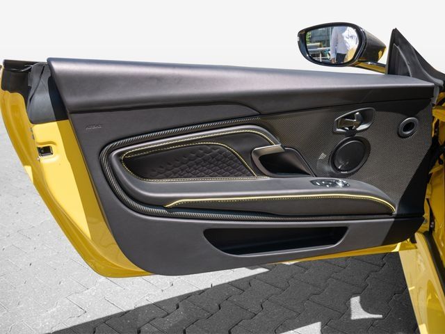 Aston Martin DBS 2022