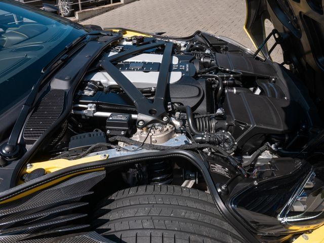 Aston Martin DBS 2022