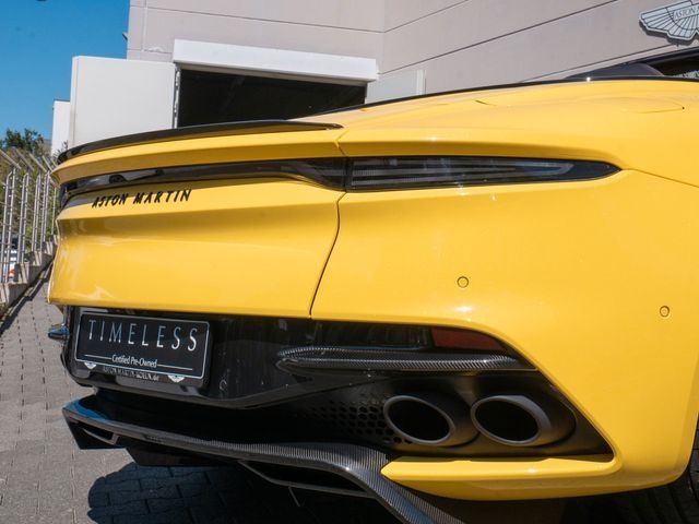 Aston Martin DBS 2022