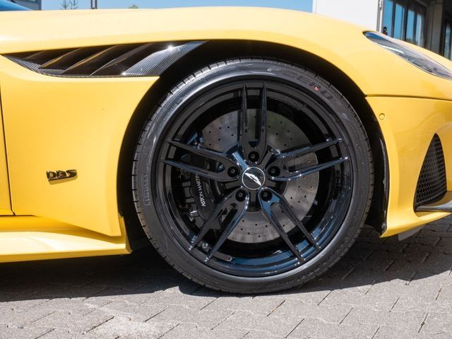 Aston Martin DBS 2022