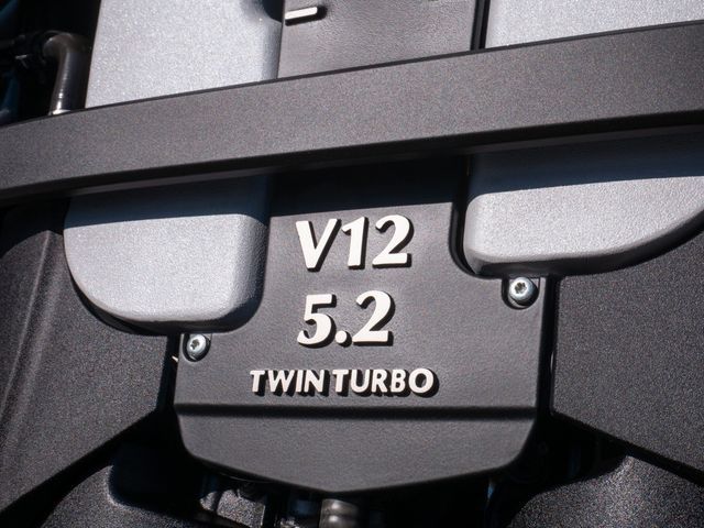 Aston Martin DBS 2022