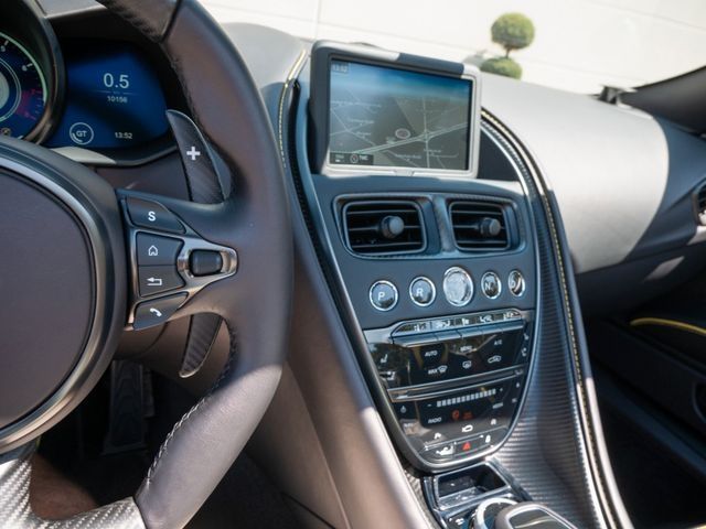 Aston Martin DBS 2022