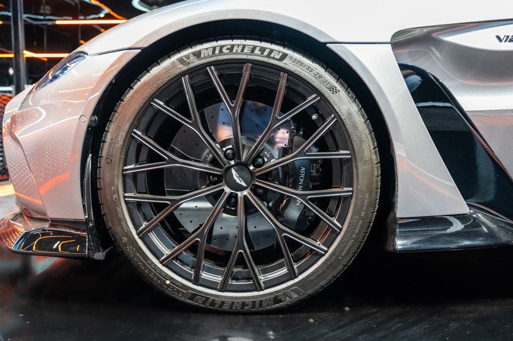 Aston Martin V12 Vantage 2023
