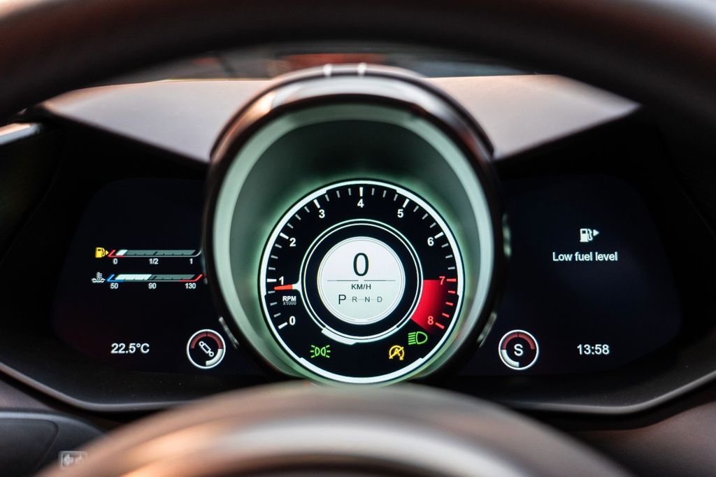 Aston Martin V12 Vantage 2023