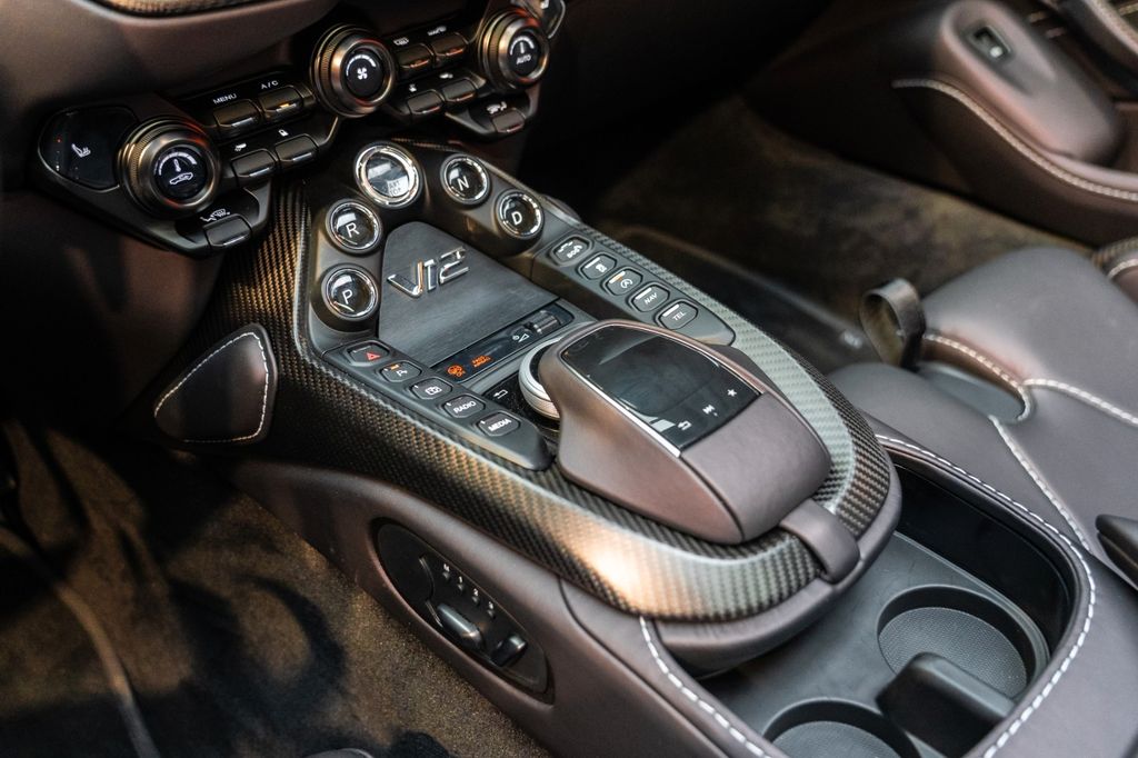 Aston Martin V12 Vantage 2023