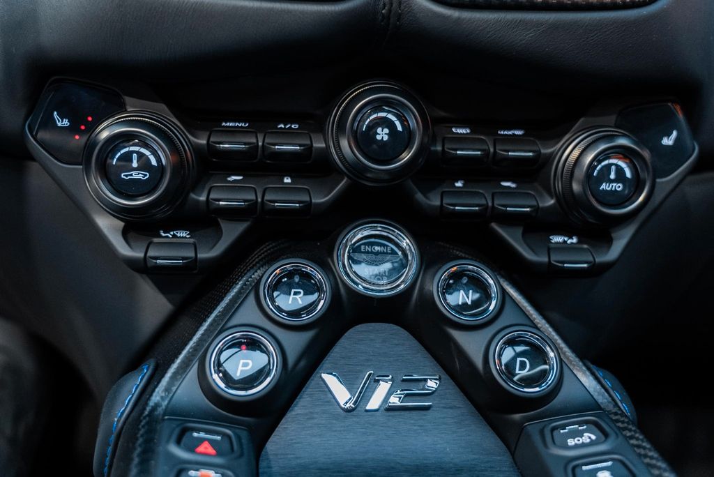 Aston Martin V12 Vantage 2023