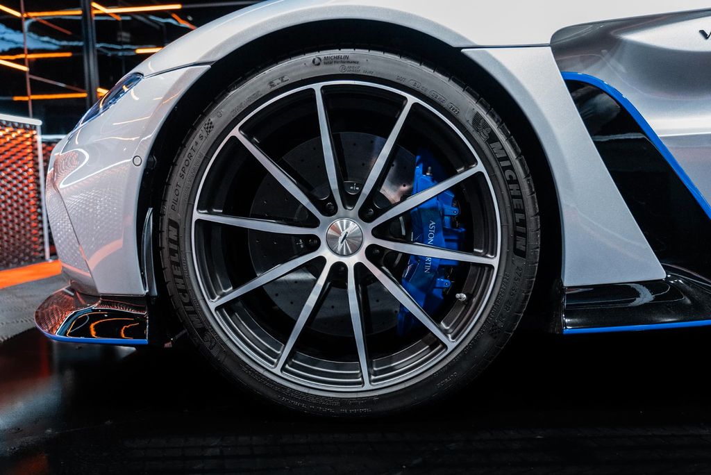 Aston Martin V12 Vantage 2023