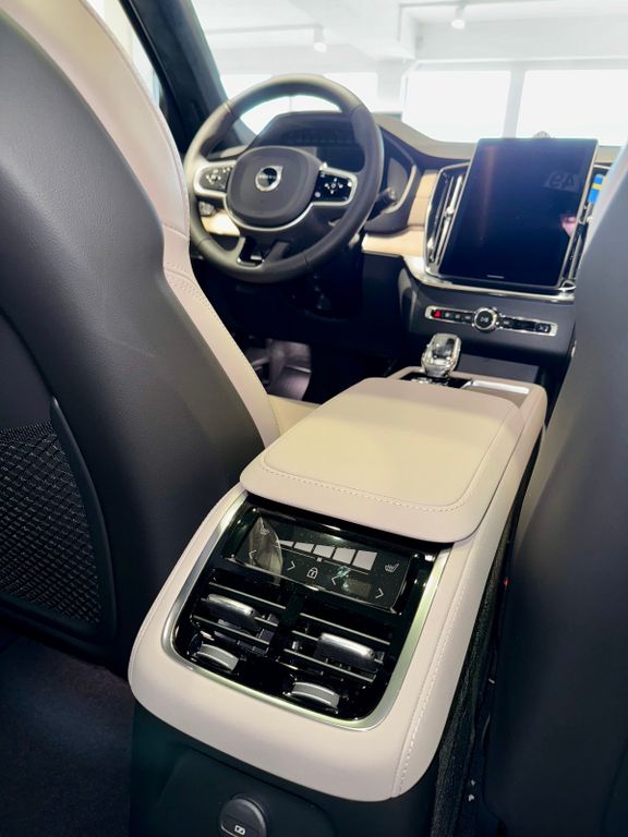 Volvo XC90 2025
