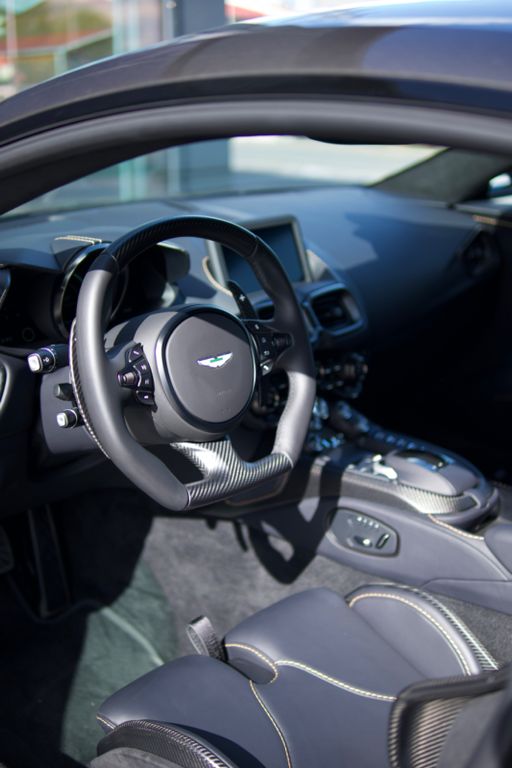 Aston Martin V12 Vantage