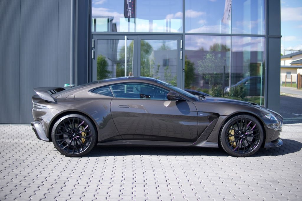 Aston Martin V12 Vantage