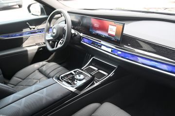 BMW 740 2024