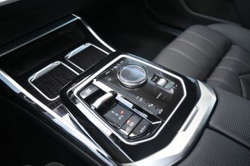 BMW 740 2024