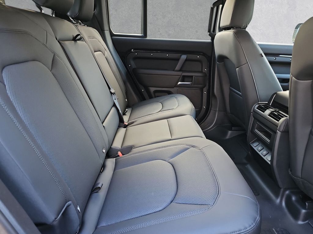 Land Rover Defender 2025