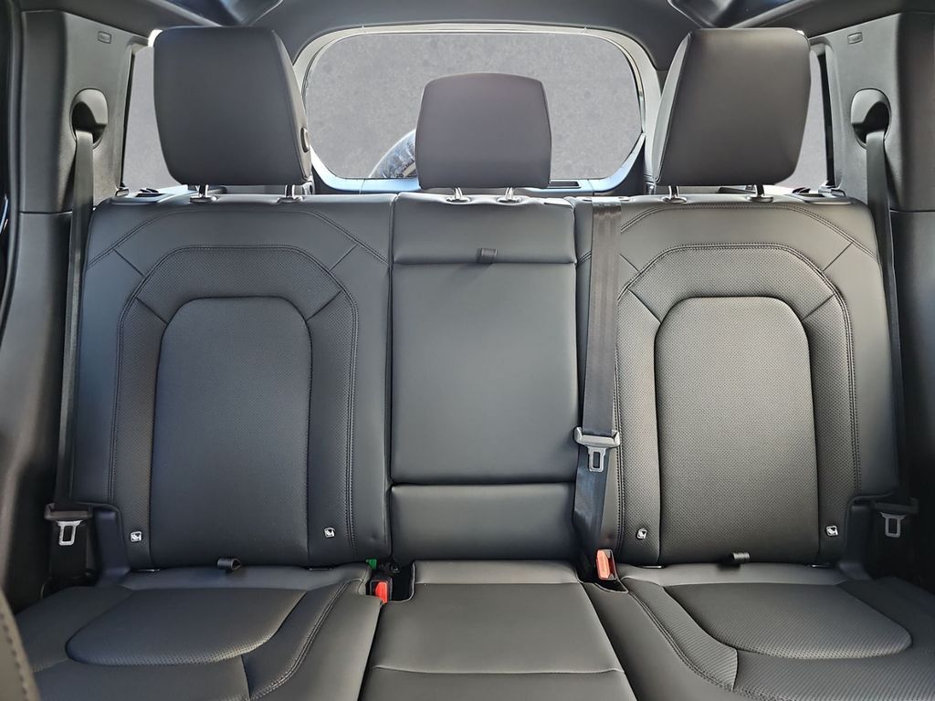 Land Rover Defender 2025