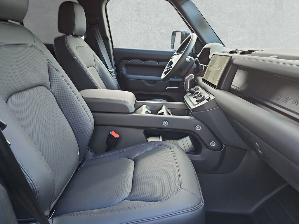 Land Rover Defender 2025