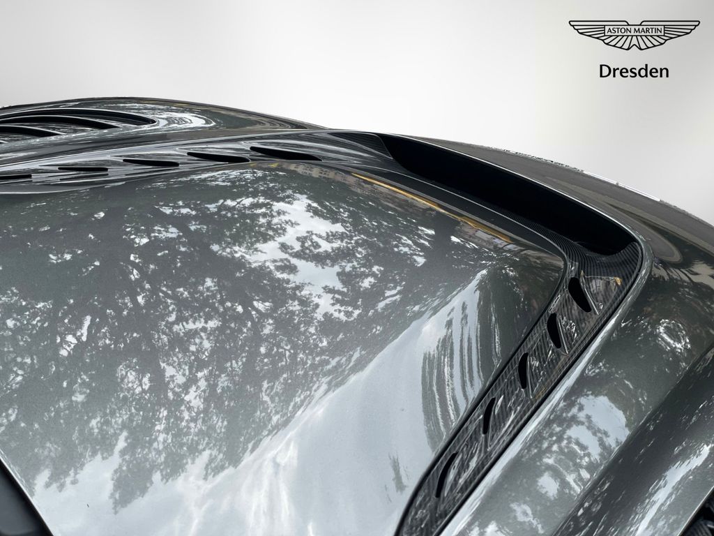 Aston Martin DBS 2024