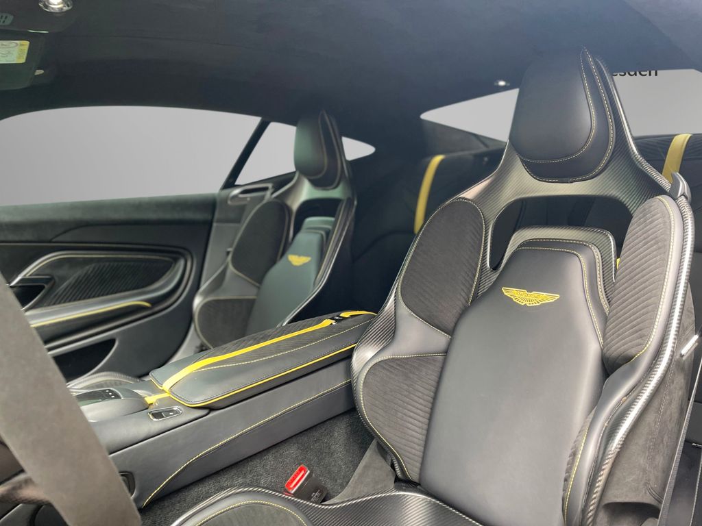 Aston Martin DBS 2024