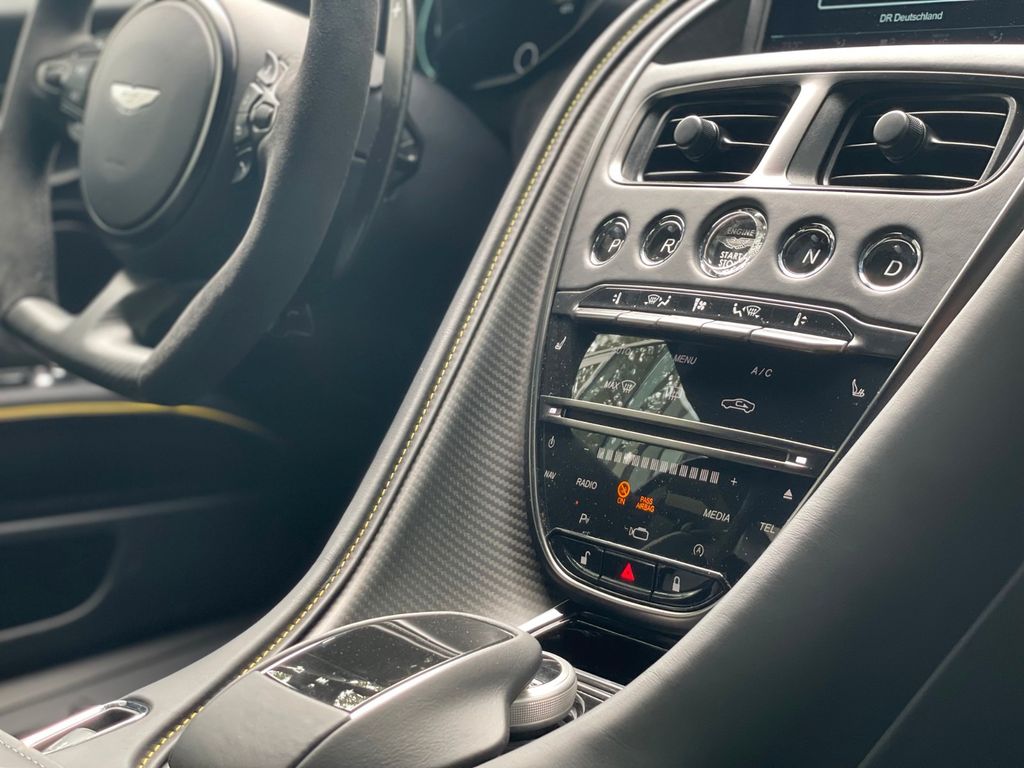 Aston Martin DBS 2024