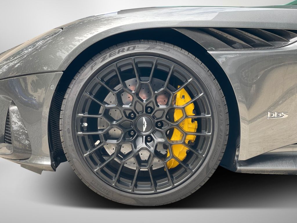 Aston Martin DBS 2024