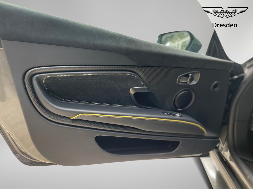 Aston Martin DBS 2024