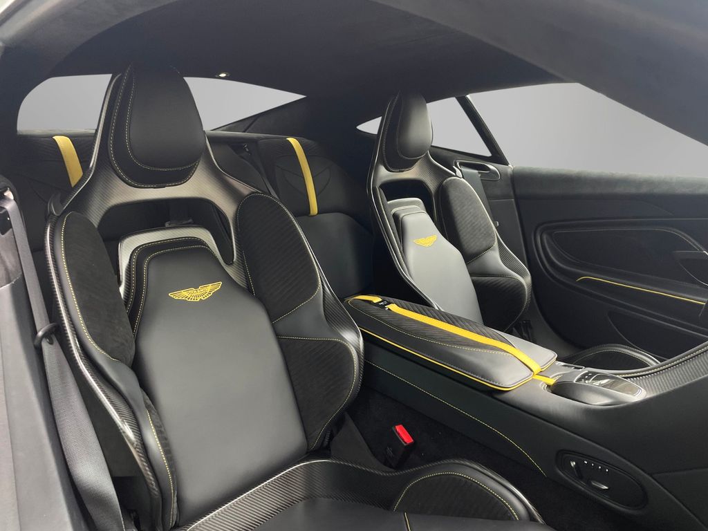 Aston Martin DBS 2024