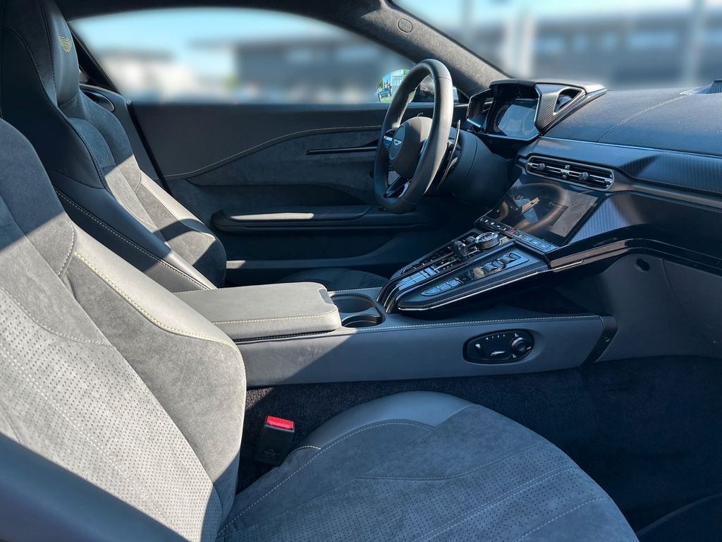 Aston Martin V8 Vantage 2024