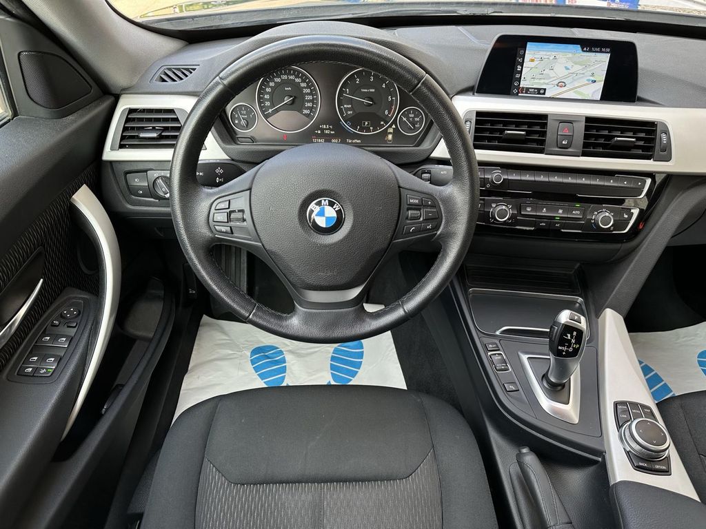 BMW 318 2019