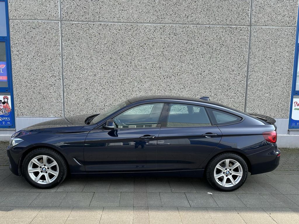 BMW 318 2019