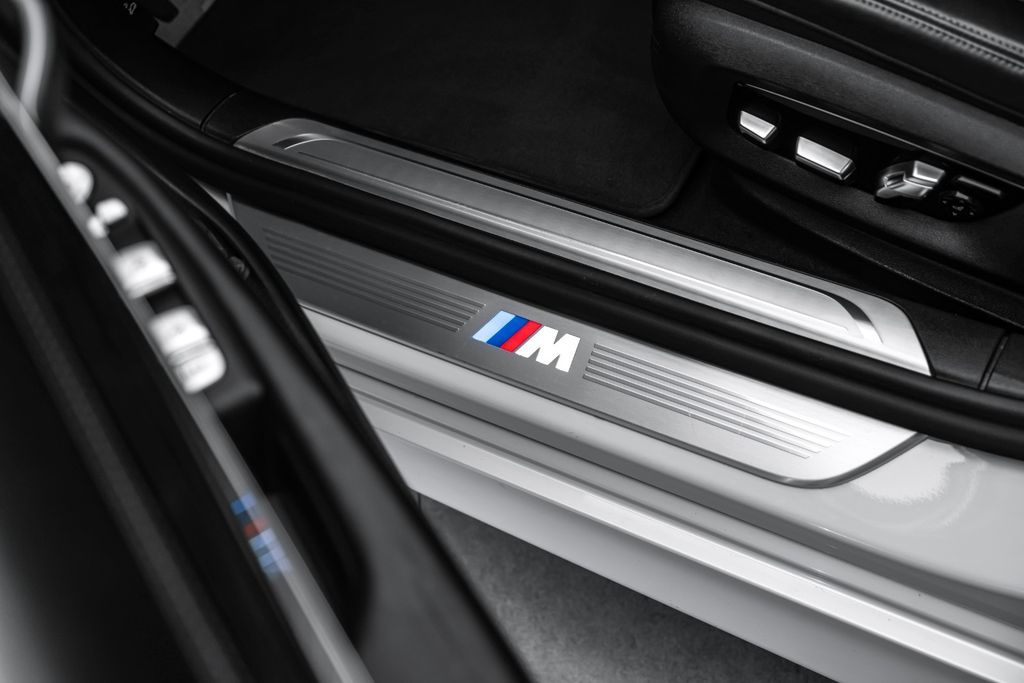 BMW 750 2021