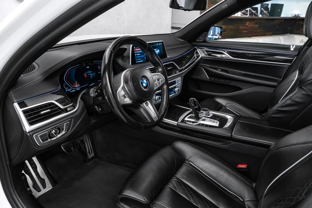 BMW 750 2021