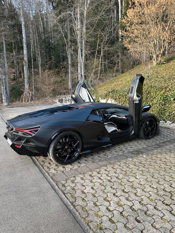 Lamborghini Revuelto 2024