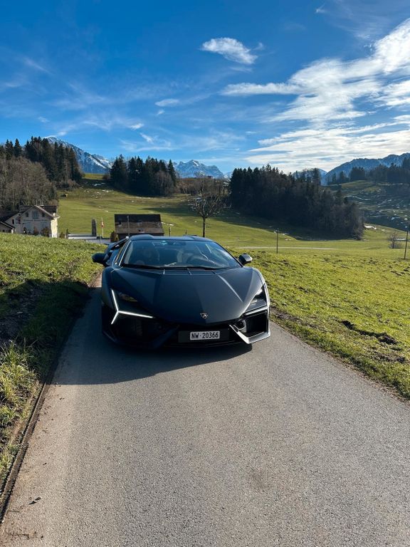 Lamborghini Revuelto 2024