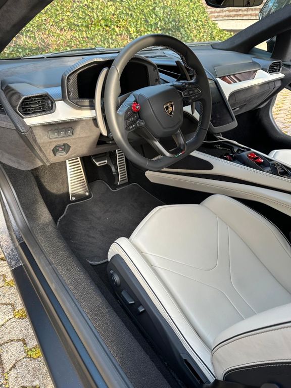 Lamborghini Revuelto 2024