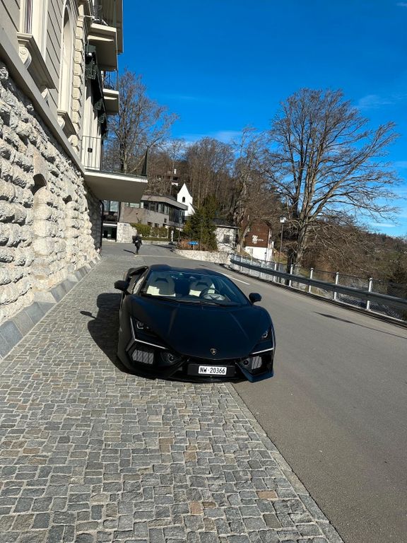 Lamborghini Revuelto 2024