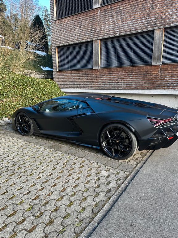 Lamborghini Revuelto 2024