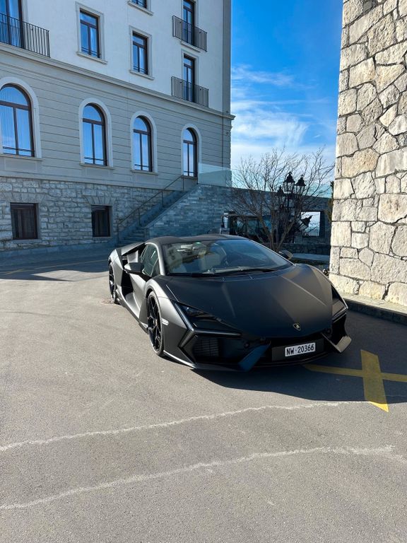 Lamborghini Revuelto 2024